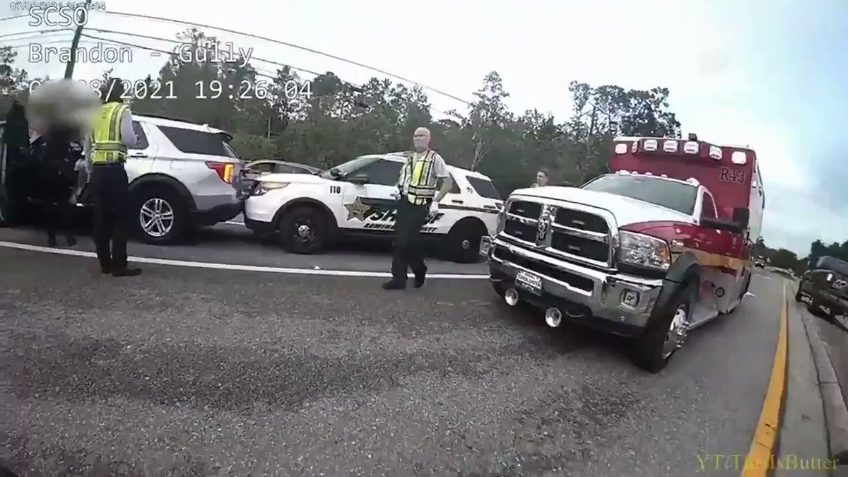 REALLY?! Seminole County Sheriff's Dept. officers found a Florida Sheriff's captain passed out in his SUV in traffic. Instead of administering a sobriety test or medical exam, law enforcement let him go with a FIST BUMP! Police should NOT be able to escape the law! https://t.co/qzmjiVC3HK
