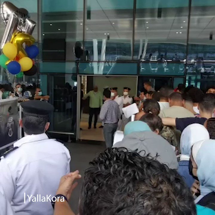 شاهد استقبال شعبي.. لحظة وصول سيف عيسى وهداية ملاك بطلا التايكوندو مطار القاهرة 🇪🇬