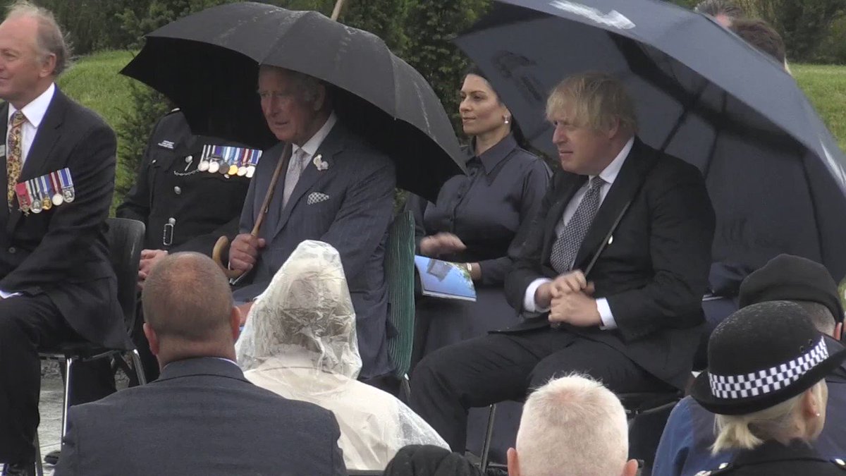 شاهد.. مظلة بوريس جونسون تفضحه أمام الأمير تشارلز البيان القارئ دائما