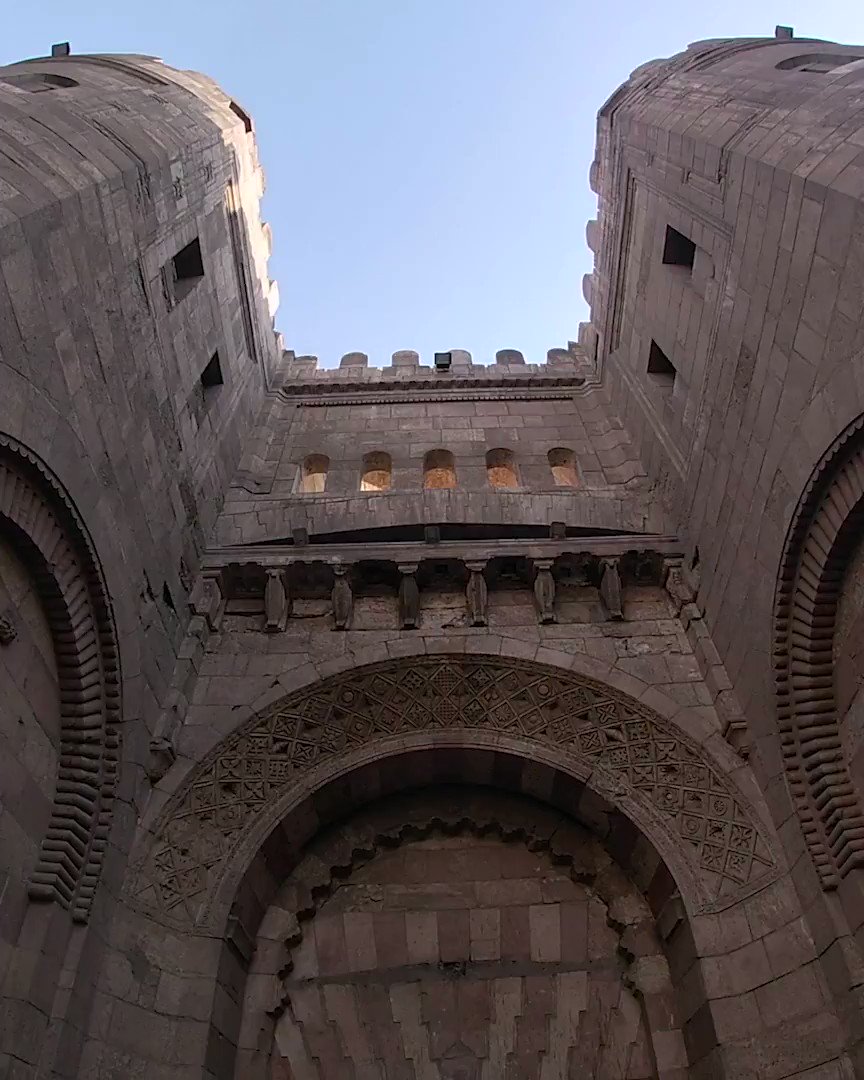 ハーンハリーリ近辺の街並みと、サボテンの実、焼きとうもろこし、エジプト風ドーナツ、レバーのサンドイッチなどのローカルフードが紹介されています😋 