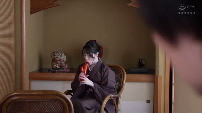 温泉旅館に着いたら女将さんが何かを舐めてたｗ

#白川ゆず https://t.co/JO6RZfLhKy