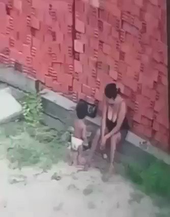 RT en Español - Mujer hace de escudo parar salvar a un niño de ser aplastado  Recient...