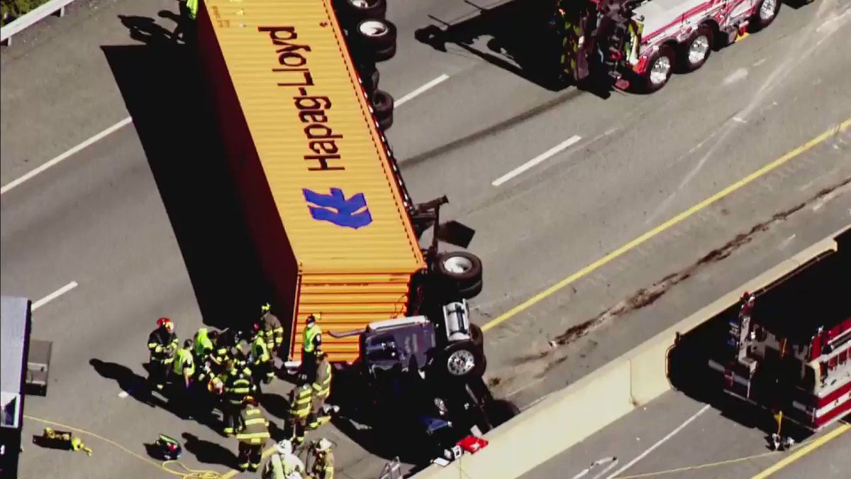 #BREAKING Tractor-trailer crash blocking Mass. Pike westbound in Grafton.  A medical helicopter is now on scene https://t.co/YjMdxM5pwV