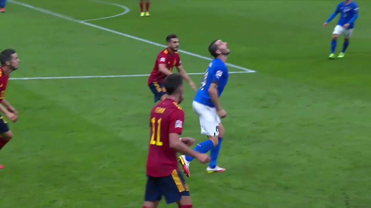 Bonucci is OFF!

He receives a second yellow card after appearing to elbow Busquets 👀