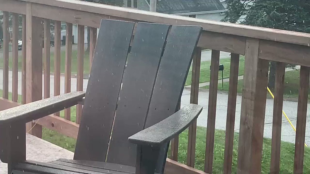 SNOW IN DULUTH: Joe Moore, a meteorologist with NWS Duluth, took some video of snowflakes falling at his house Friday morning. Have you seen snow today?  

MORE: https://t.co/VPdvXKSK8v https://t.co/xRV6KD97YV