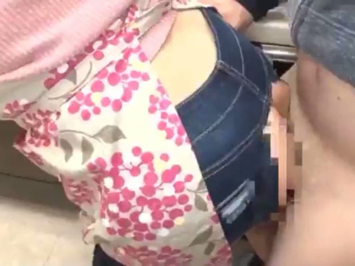 ピタパン巨尻ママと息子が破れたジーンズで近親相姦チャレンジ