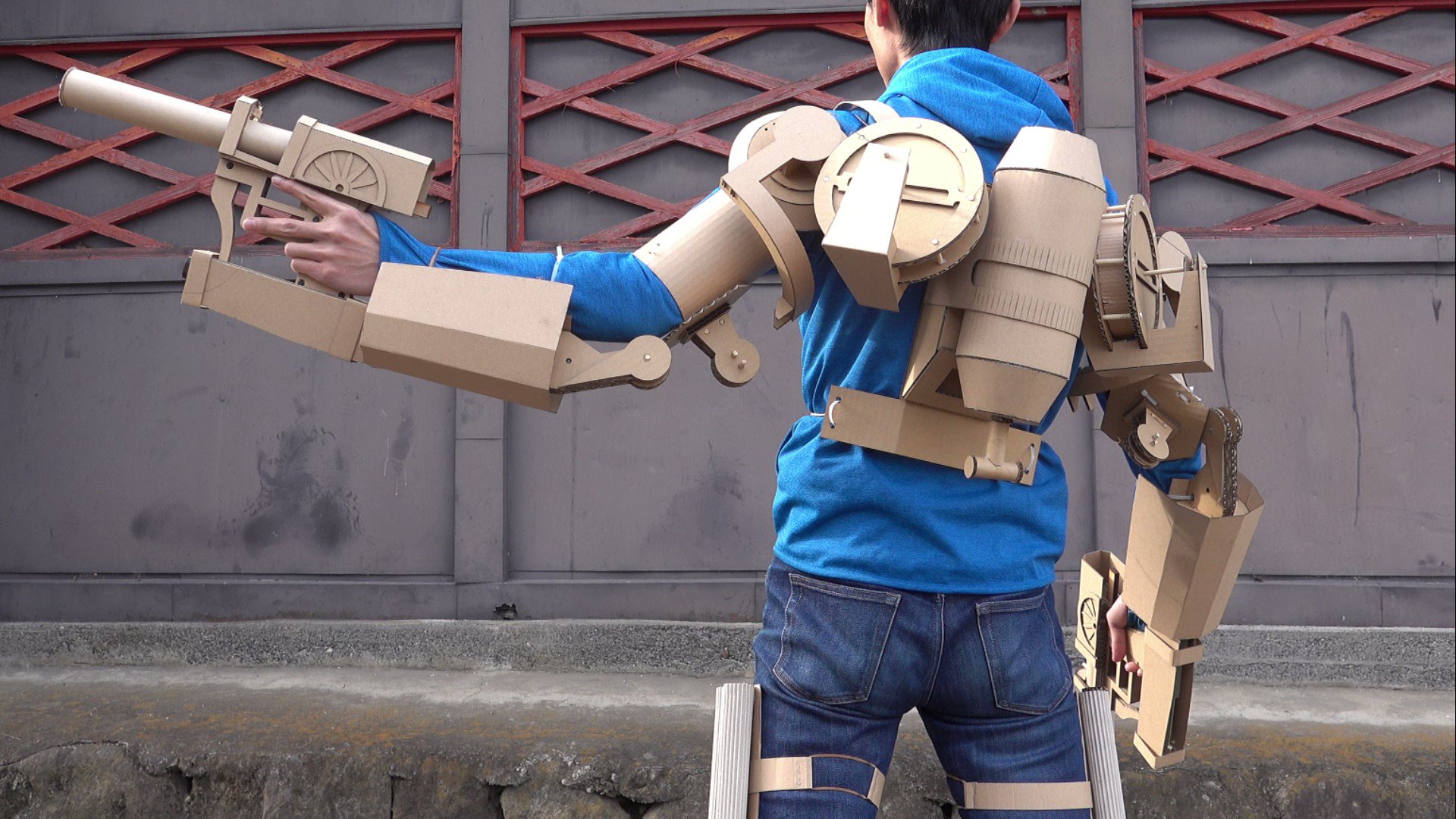 つくるさん ダンボール工作 Crafty Transformer 対人立体機動装置 をダンボール工作しました アンカー発射 巻取り ショットガンが撃てます 火薬使ったので音声注意ね メイキング動画は ヤフクリ で公開中です T Co Xq4bcw0a09