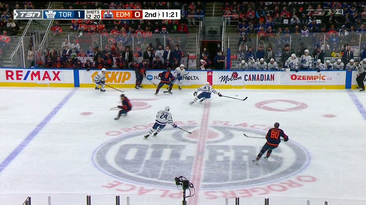 Simmonds working hard around the net to get his 4th of the season, Leafs up 2-0! 