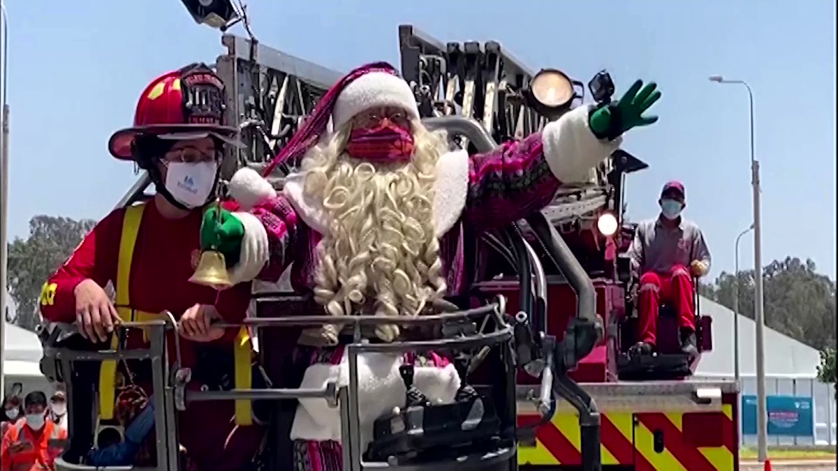 WATCH: Santa got a little help from a fire truck and its cherry picker in Lima, Peru to deliver presents to children https://t.co/TldI6uzfS1