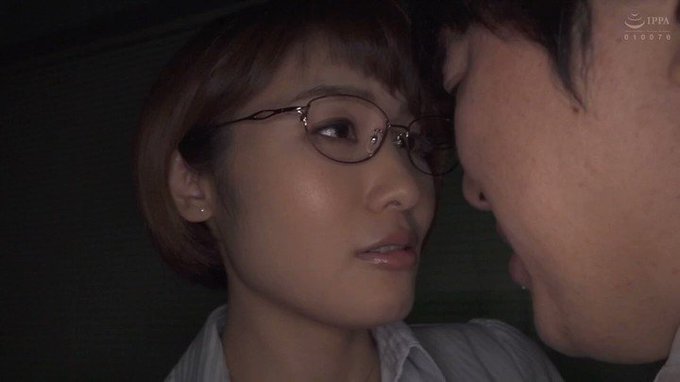女上司と酔った勢いのままホテルで朝を迎えてしまう。それから気まずい関係になってしまった。数日後、チャイムがなりドアを開けるとそこには女上司が恥ずかしそうに佇んでいた…。 https://t.co/jbARfksKyt