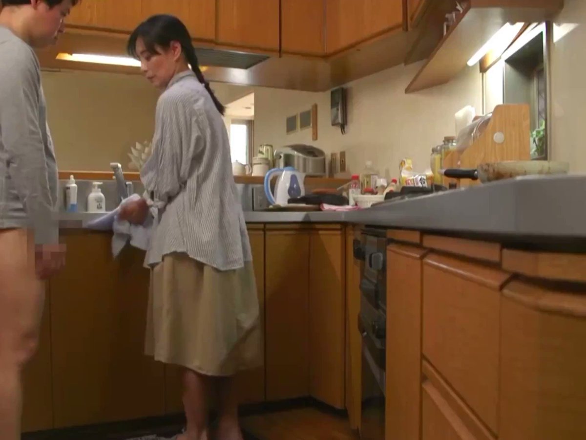 平岡里枝子 僕は子供部屋おじさんです。母で性欲処理をすませています。桃色かぞくVOL.14