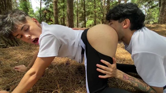 I went to run with my straight friend and he ended up fucking me very hard in the forest 🏃‍♂️🔥
75%📴at