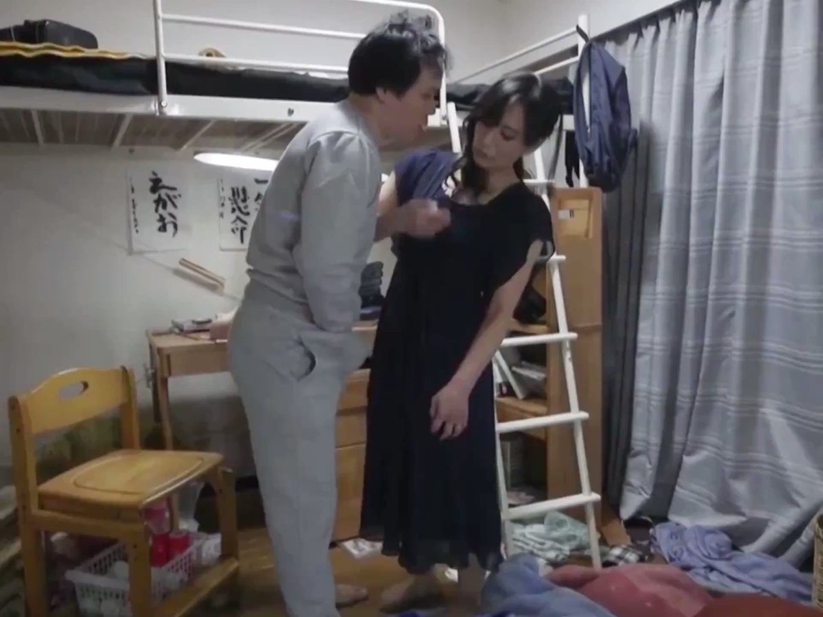 平岡里枝子 僕は子供部屋おじさんです。母で性欲処理をすませています。桃色かぞくVOL.14