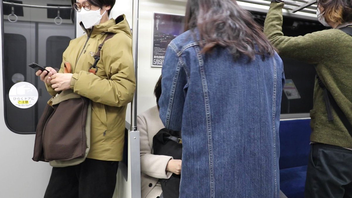 これは便利！両手でスマホがいじれるつり革！