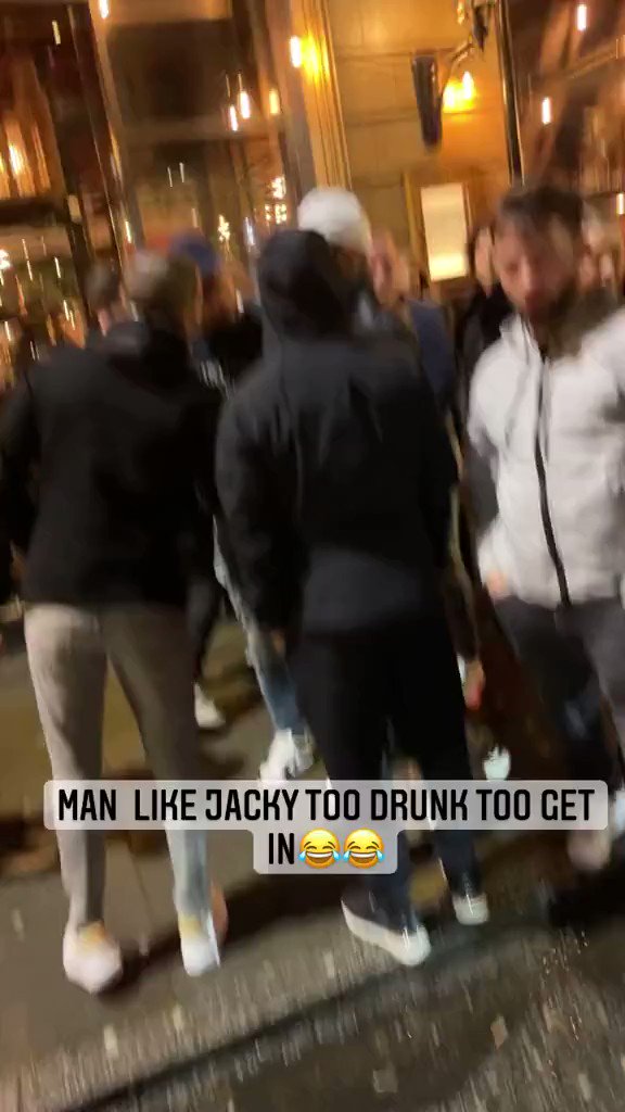Bêbado, jogador do Manchester City é barrado em bar, mostra vídeo