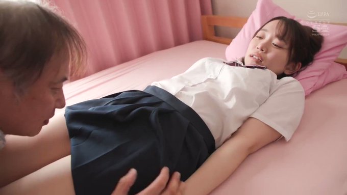 義父の狙いが私だった件

母子家庭で今まで貧しい暮らしをしていた私たち
母親が再婚し毎日本当に幸せそうで嬉しいです！

所がある日義父の様子がおかしいんです…
彼が結婚した狙いは初めから女子〇生の私で
言われるがまま彼に体を貪り続けられる毎日です https://t.co/1XpconuobQ