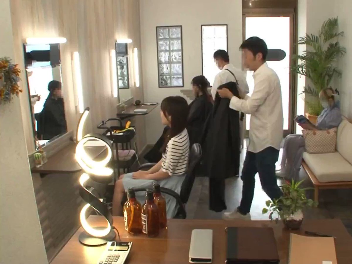 美容室でケープの中を全裸にされカット中に何度もこっそりイキさせられる敏感女