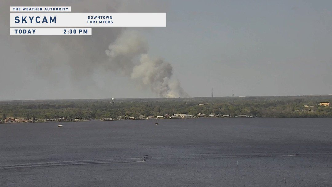 WOW! Large brushfire in NE Cape Coral / North Fort Myers as seen from our @winknews live camera. Our fire danger across the area is very high to extreme this afternoon. Winds are breezy out of the SE near 10-20 MPH, humidity is low and temps are warm.  Use extreme caution today! https://t.co/jXIxdsaMjs