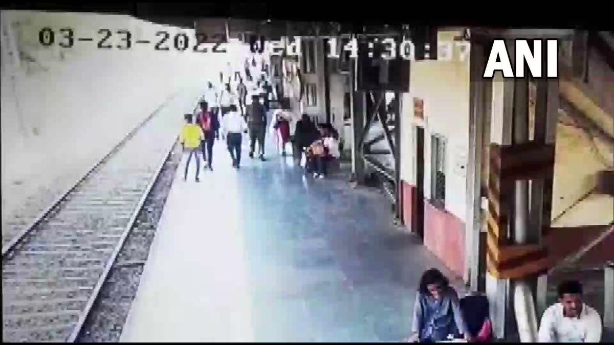 ANI on Twitter: "#WATCH | Maharashtra: A police personnel saved a teenage boy's life by pushing him away from the railway track just seconds before an express train crossed the spot at