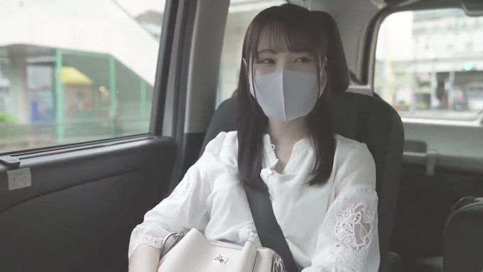 あの人気の子のデビュー作が初々しすぎる件

巷で沸々と人気がでてきているじゅんちゃんのデビュー作
整った顔立ちにパッチリとしたお目目がチャームポイント
ツルツルのあそこをたっぷり舐め回されるとすぐぐちょぐちょになるド変態ぶり
本気で感じている表情がまじ抜けるｗｗ https://t.co/sPDanuLXzY