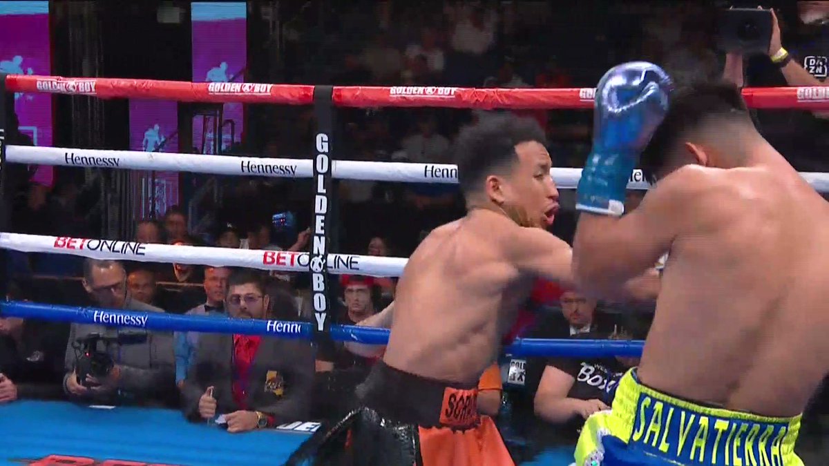 VIDEO: Boxeador mexicano cae noqueado fuera del 'ring' al recibir un devastador derechazo al final del primer asalto - RT