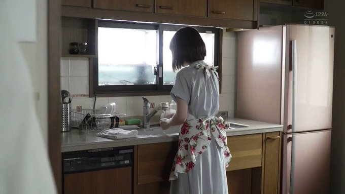 色白で光が反射して光ってるように見えるほどの美肌！
寝ている間にめちゃくちゃ舐めまわします！
起きてバレても続行！
こんな可愛かったら腰が止まるはずがありません！w https://t.co/D218JIUSC9