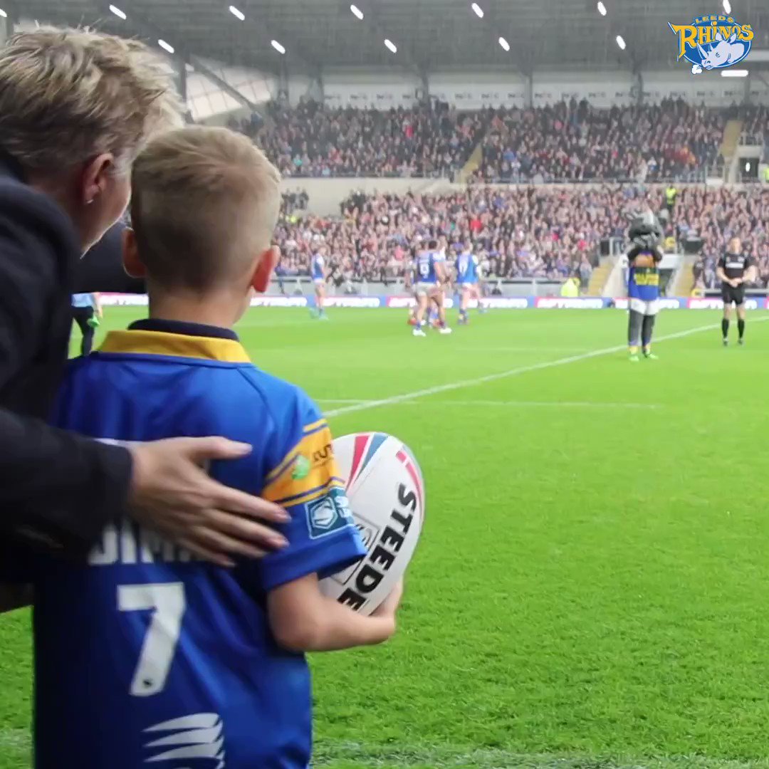 Brilliant!! Well done @leedsrhinos and @WTrinityRL Just look at his little face 😁💙 That will be a night he won't forget 👏 👏👏 