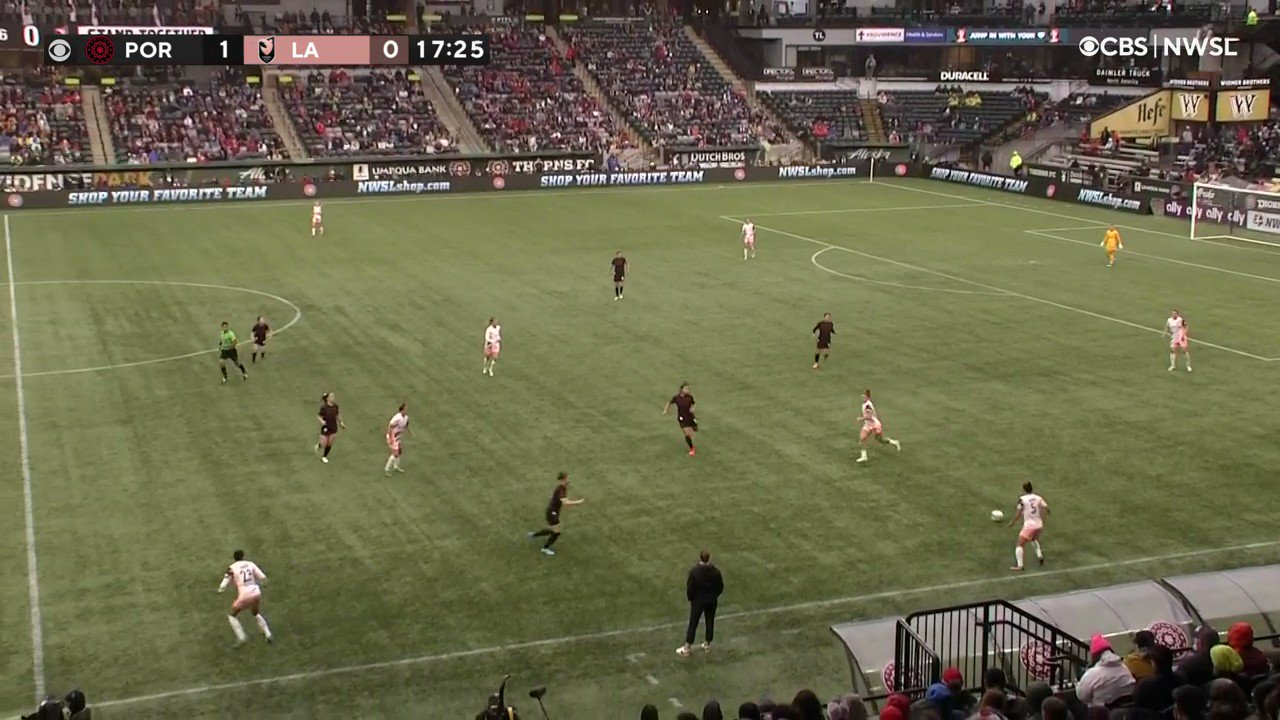  #PORvLA”