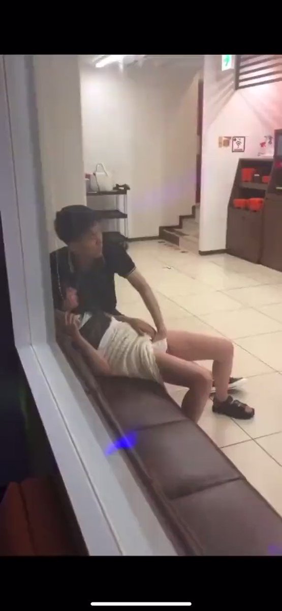 🤭カラオケで手マンするカップル現... - Twitterの動画をダウンロード 
