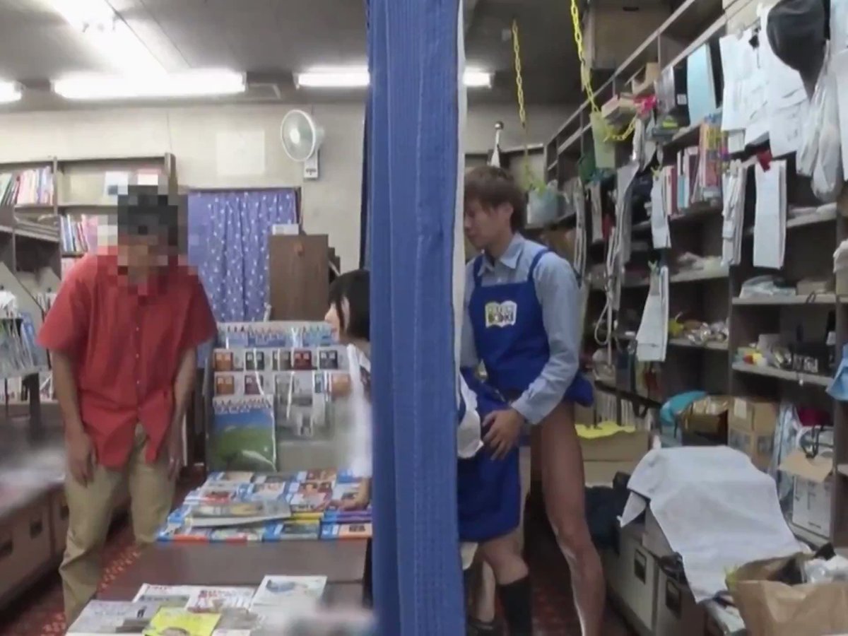 無防備パンチラ！はわざと？ボクのバイト先の本屋の女子○生は、制服姿のままバイトしていてスカートが短く高い所のモノを取ったり、低い所のモノを取ったりする度に無防備にパンチラしまくるもんだから興奮して勃起しまくり！思わずガン見していたら勃起がモロバレ…