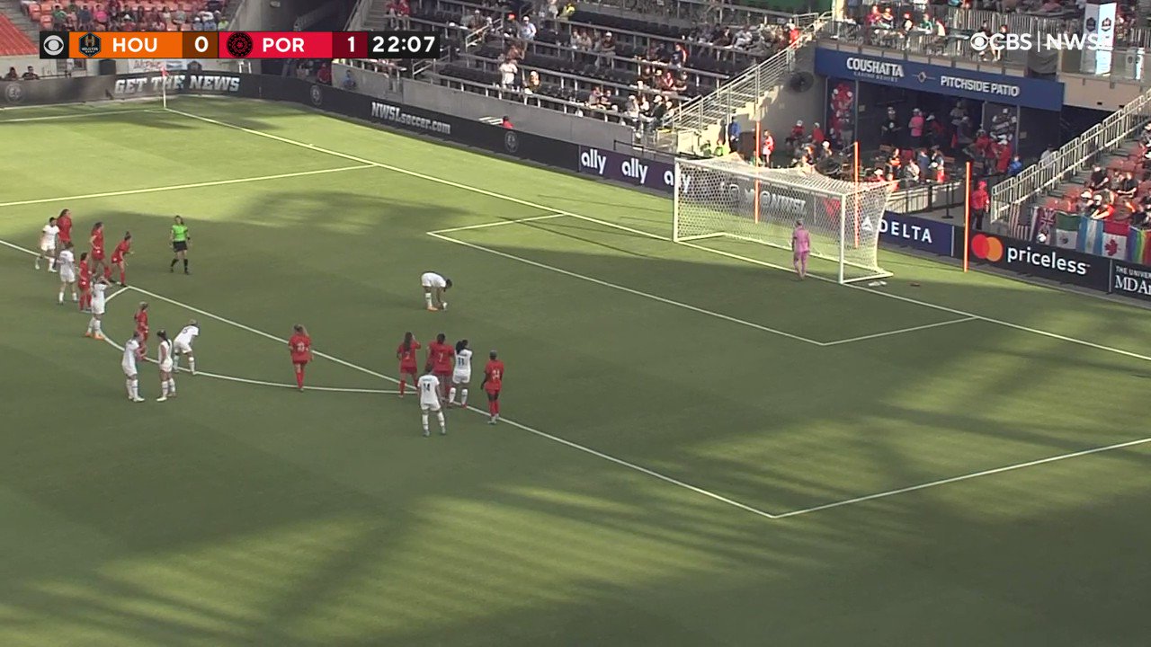 .@sophssmith BURIES a penalty kick to extend the Thorns' lead!

@ThornsFC | #BAONPDX”