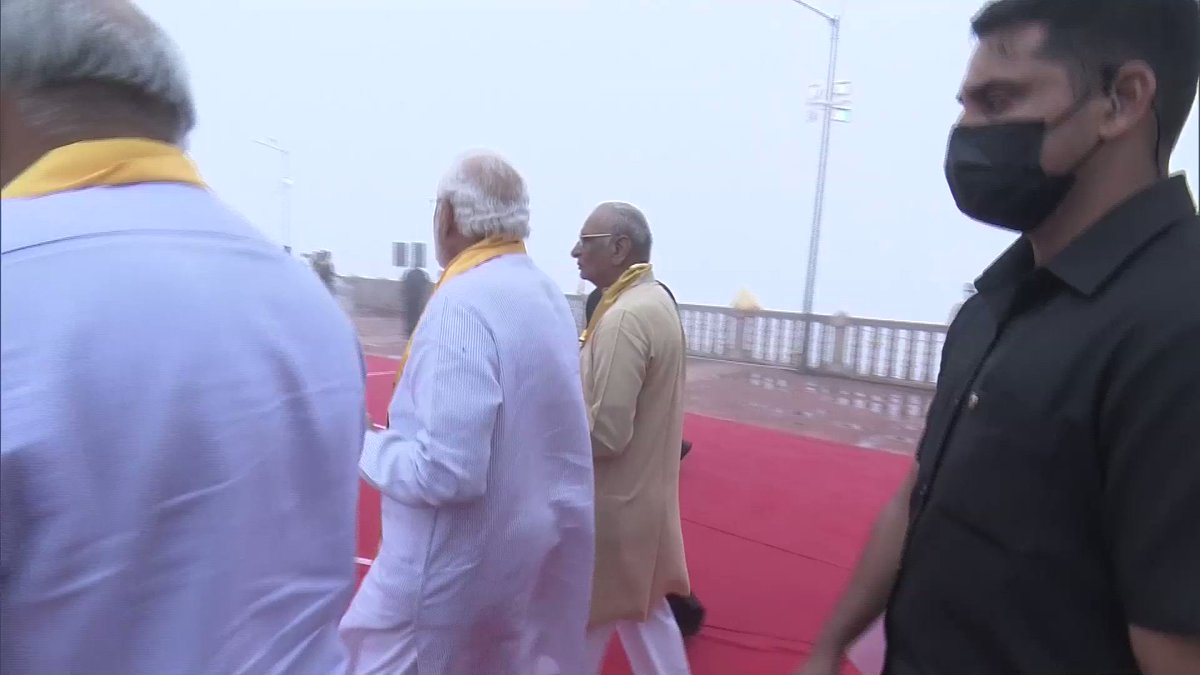 PM @narendramodi offers prayers at Shri Kalika Mata Temple on Pavagadh Hill in G…
