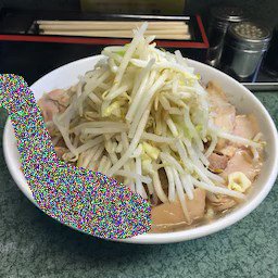 ラーメン二郎の写真から レンゲだけ 消す技術が意味不明だけどすごい なぜ消すのか開発者に聞いた 1 2 ページ ねとらぼ