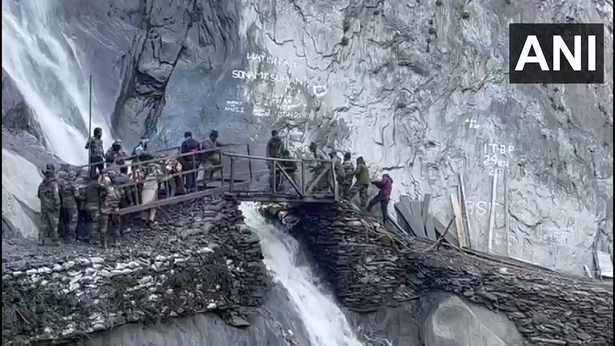 #WATCH J&K | Two bridges near Brarimarg on Baltal Axis damaged by landslides wer…
