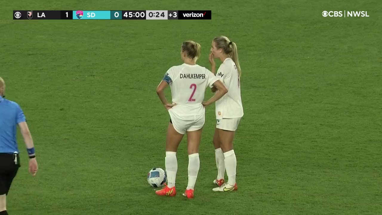 This free-kick was SO CLOSE 😳

@AbbyDahlkemper | #LAvSD”