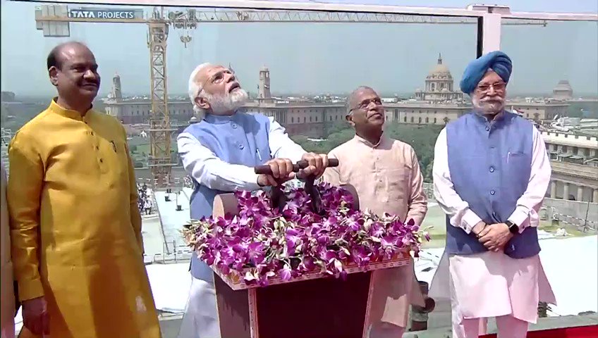 PM Modi unveils 9,500 kg bronze National Emblem cast on new Parliament  building | Visuals - India News