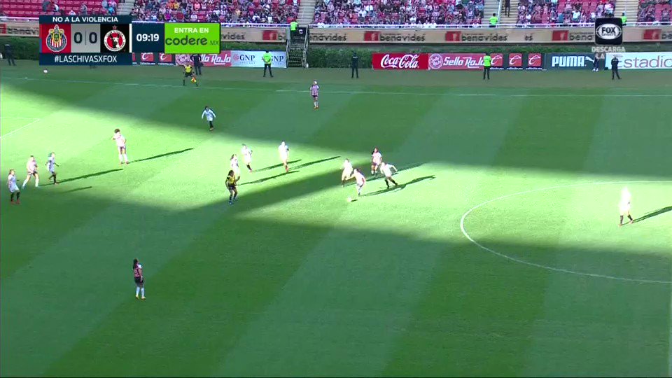 📹#NoTeLoPierdas 

Las Campeonas👑 comenzaron abriendo el tablero, y Michelle González fue la encargada de rematar el balón, para guardarlo en las 🥅 redes.

#VamosPorEllas👊🏼”