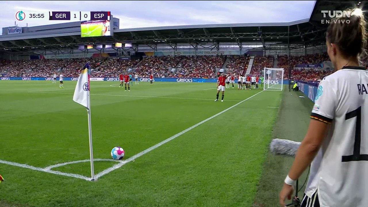 ¡Goooooooooool de Alemania! 🔥

Popp remata en un tiro de esquina muy cerrado y la manda a guardar. ¡Ya son dos de las teutonas! 😎

🇩🇪 2-0 🇪🇸

#VeranoDeCampeonas | #Alemania | #España

🔴 EN VIVO
📺 TUDN
📱👉