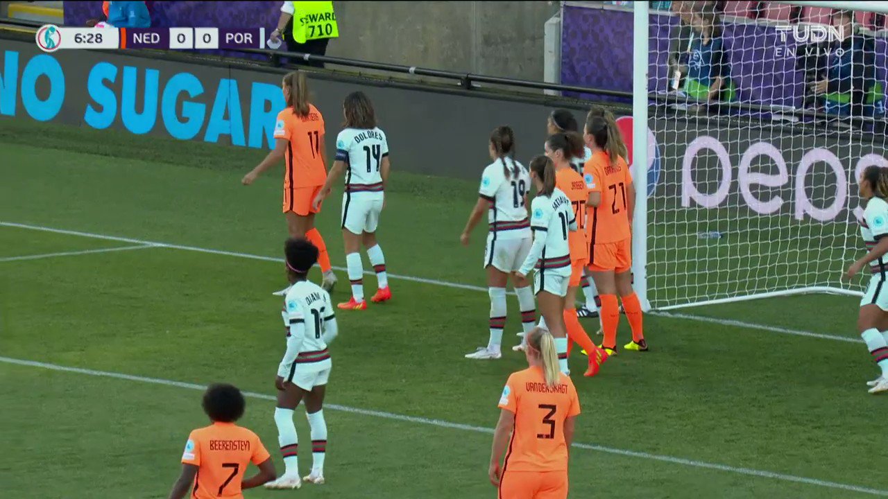 ¡Gooooooool de Paises Bajos! ⚽️✨

Respuesta inmediata. ¡Egurrola abre el marcador desde un tiro de esquina con un cabezazo potente!

🇳🇱 Países Bajos 1-0 Portugal🇵🇹

EN VIVO 🔴  #VeranoDeCampeonas”