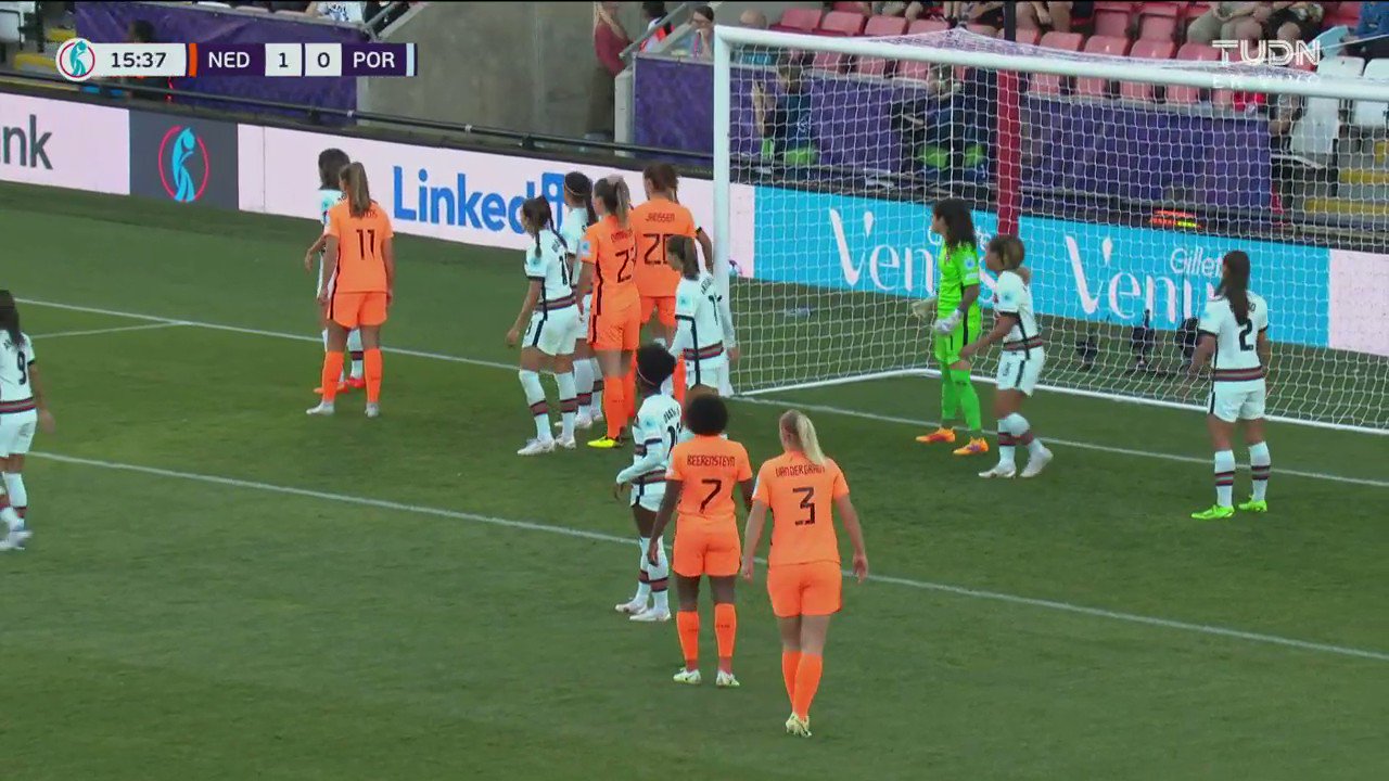 ¡Gooooooool de Paises Bajos! ⚽️✨

Otra vez en un tiro de esquina. Van der Gragt remata de cabeza y se lleva una patada en la cara.😳

🇳🇱 Países Bajos 2-0 Portugal🇵🇹

EN VIVO 🔴  #VeranoDeCampeonas”