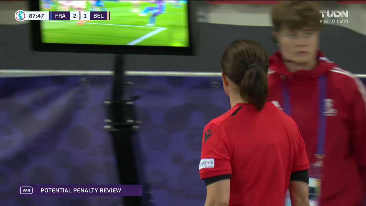 Penal para Francia por una mano en el área chica que desvía un balón con dirección a portería. 

🇫🇷Francia 2-1  Bélgica 🇧🇪
EN VIVO 🔴   y app

#EURO2022 #VeranoDeCampeonas”