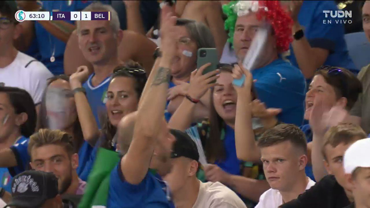 ¡Ambientazo!

Un aficionado Italiano prende a su afición para motivar a la selección de Italia 🥳👏🇮🇹

 #ITA 0-1 #BEL

EN VIVO 🔴 #VeranoDeCampeonas”