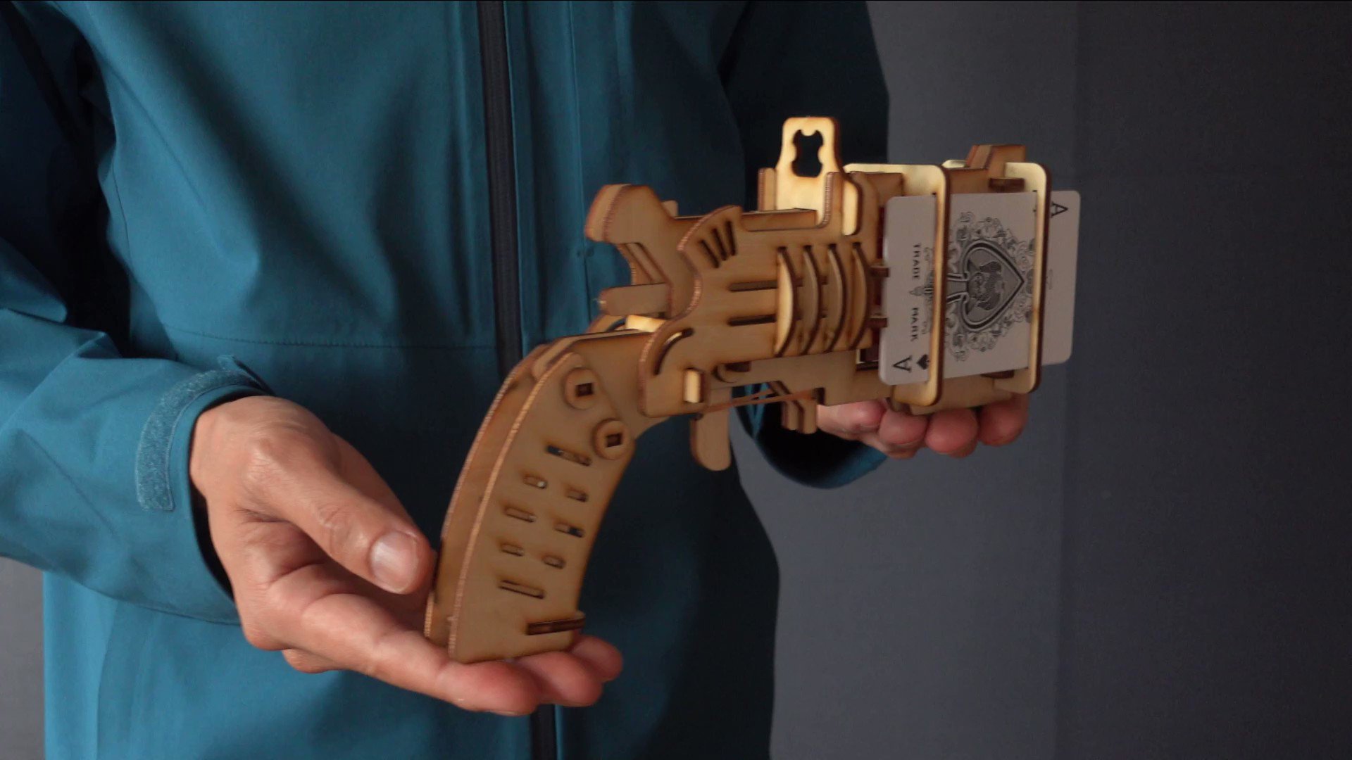 つくるさん ダンボール工作 Crafty Transformer 新作 トランプ銃ができました 本物のカードを発射できます T Co O4vhyuof4u Twitter
