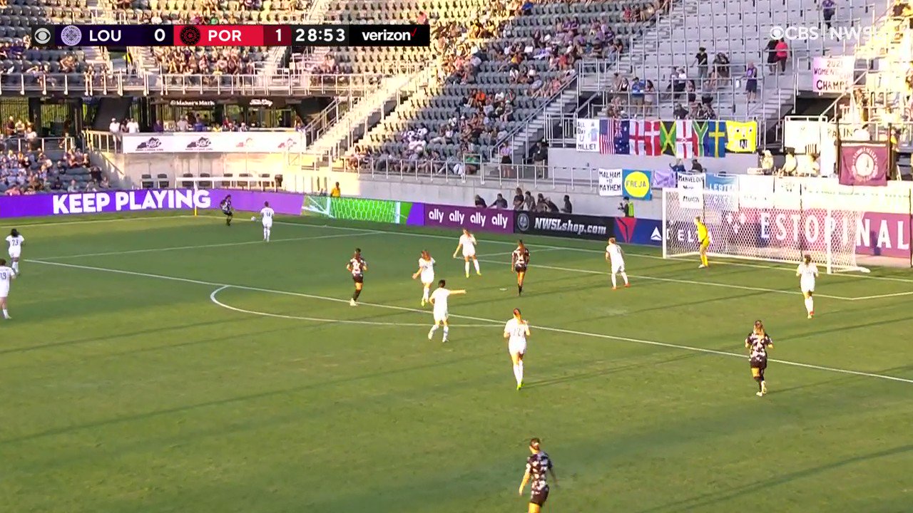 Impossible angle 🤯 @alexchidiac10 scores her first NWSL goal, equalizing against the Thorns!

#RacingLou | @RacingLouFC”