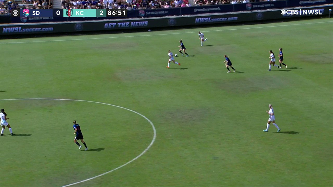 Never turn your back to waves, just ask @amirahali07!
She cuts the deficit in half, with their home crowd keeping them in it! 

@SanDiegoWaveFC | #WaveFC”