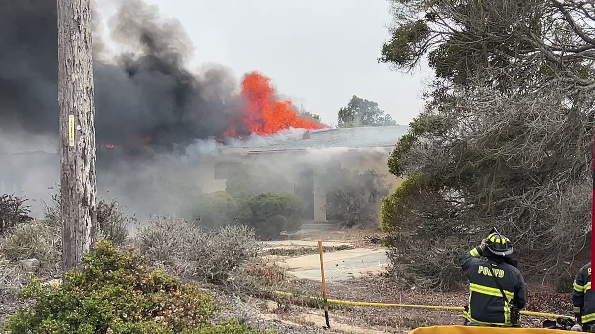 Marina Fire and the Presidio of Monterey Fire are currently battling a duplex fire near Lindsey Street and Carswell Street.
Read more: https://t.co/I5ZpBydfxk https://t.co/OsUHPDTirr