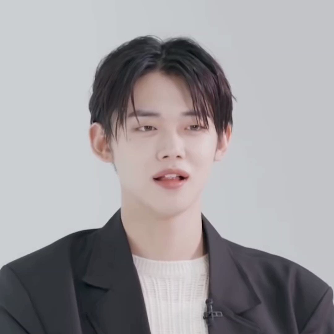 yeonjun doing things on Twitter "yeonjun acting out the 🤑 emoji https