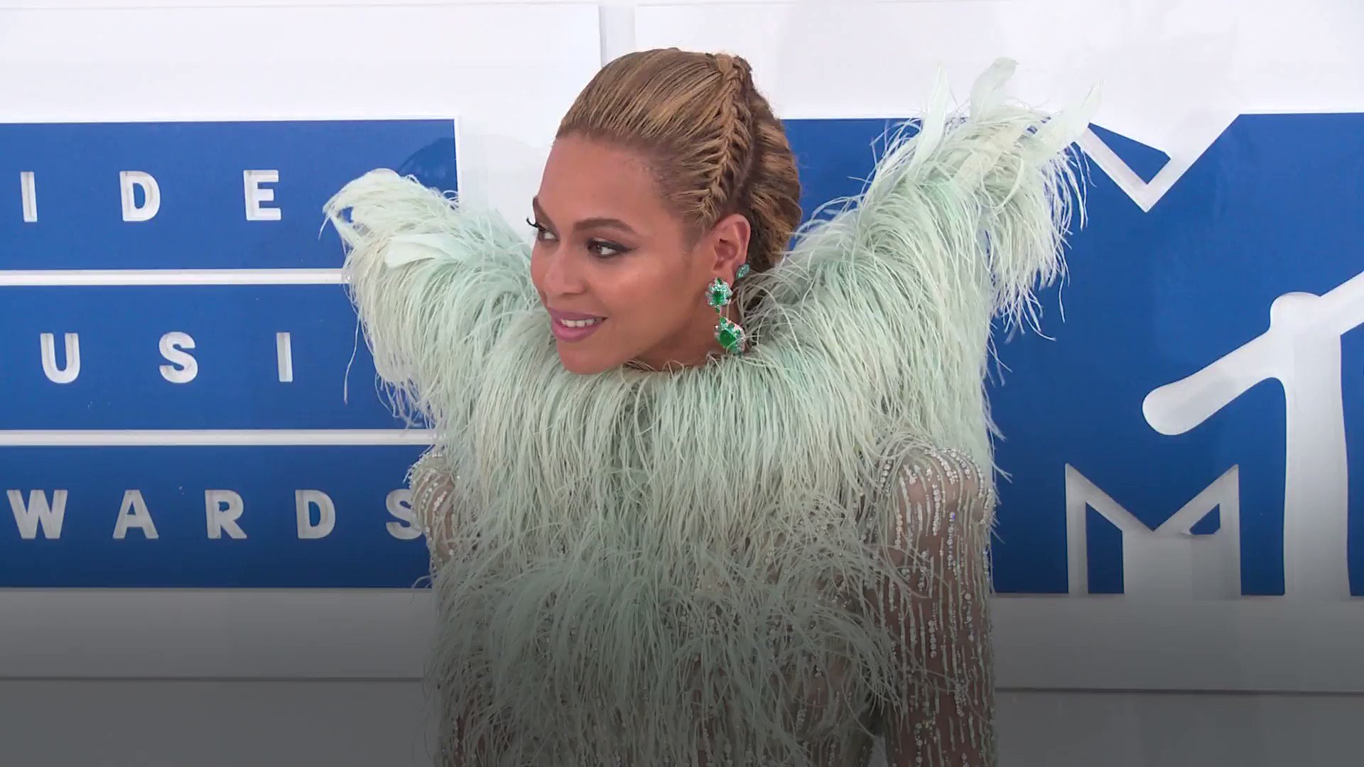 Cosmopolitan on Twitter "The VMA red carpet is never short of jaw