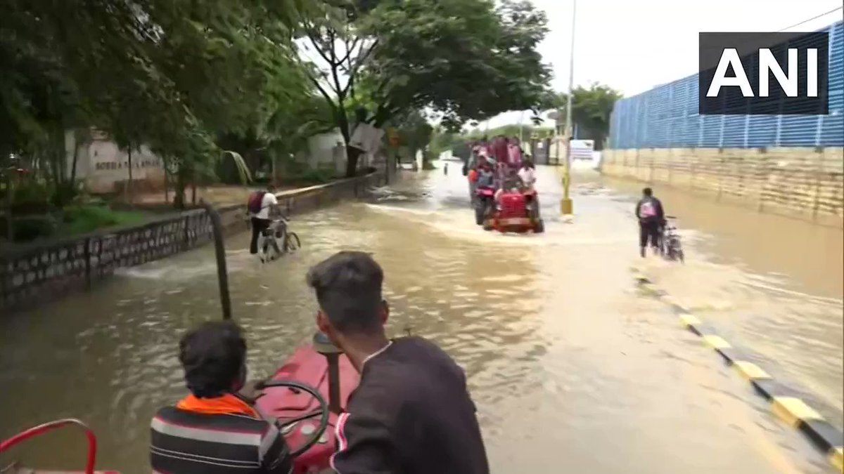 Bengaluru floods: People reach office by tractor, girl dies of electrocution - Focus News