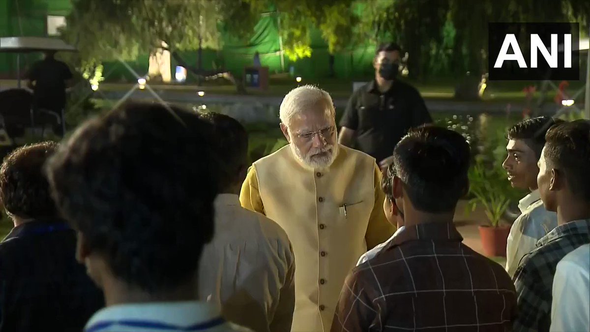 #WATCH | PM Modi interacts with workers who were involved in the redevelopment p... - Kannada News